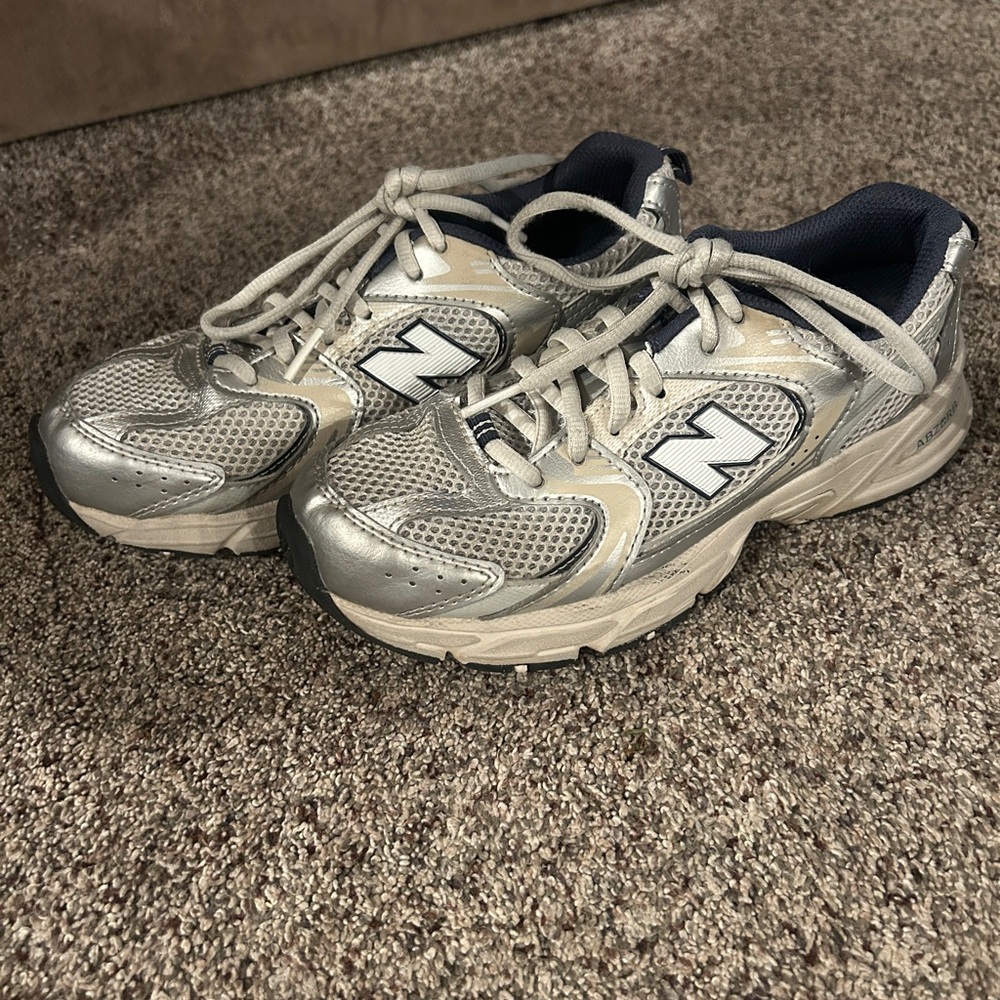 Kids New Balance 530 - Great Condition: Silver/Navy Blue - Picture 2 of 5